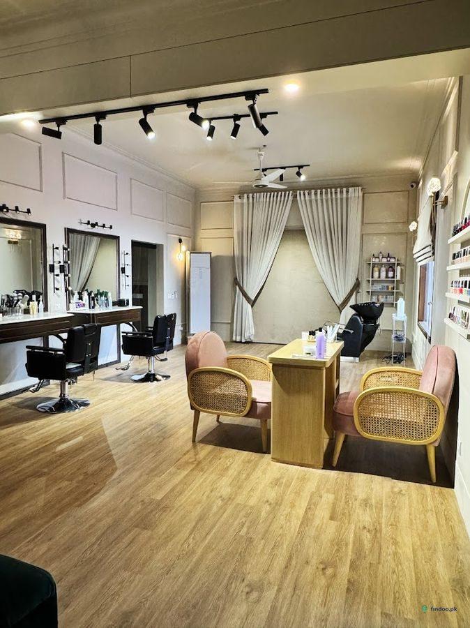 Amna Rehman Salon